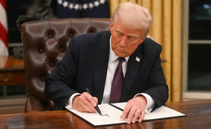 דונלד טראמפ חותם על צווים נשיאותיים בבית הלבן