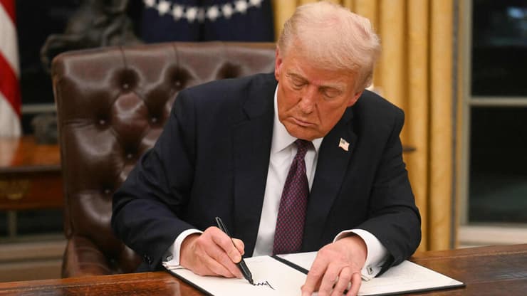 דונלד טראמפ חותם על צווים נשיאותיים בבית הלבן