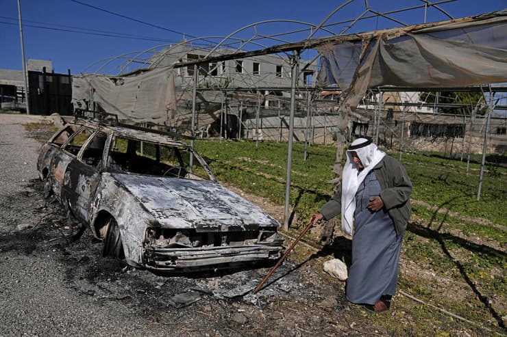 נזקים אחרי ההתפרעות בג'ינסאפוט (צילום: AP Photo/Majdi Mohammed) ג'ינסאפוט