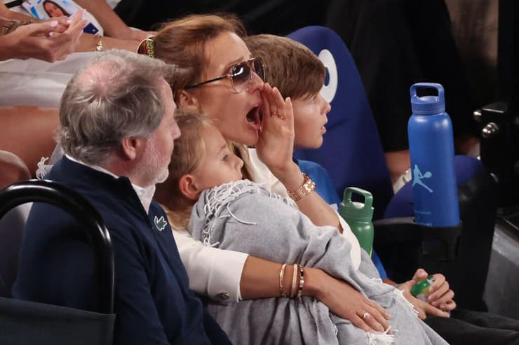 ילנה ג'וקוביץ' מעודדת את בעלה (צילום: DAVID GRAY / AFP) ילנה ג'וקוביץ'