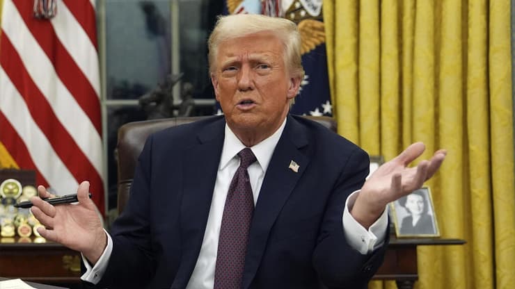 נשיא ארצות הברית דונלד טראמפ חותם על צו נשיאותי