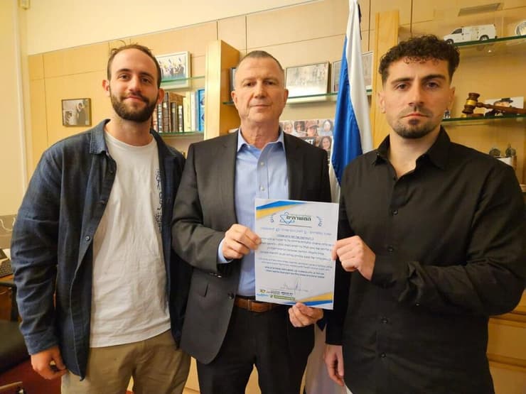 אדלשטיין ואמנת המשרתים ח"כ יולי אדלשטיין חתם על אמנת קואליציית ארגוני המשרתים