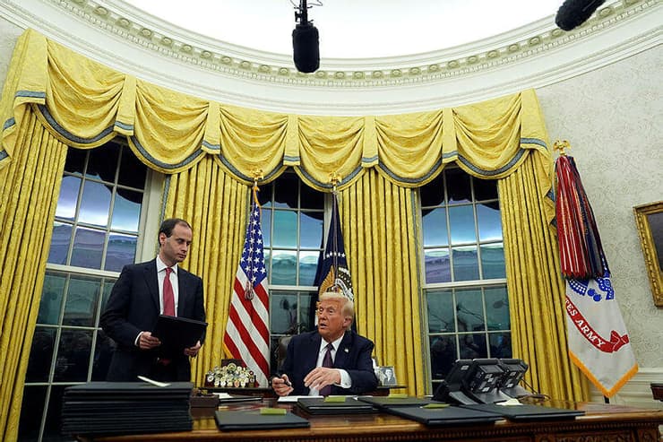 טראמפ בחדר הסגלגל בבית הלבן