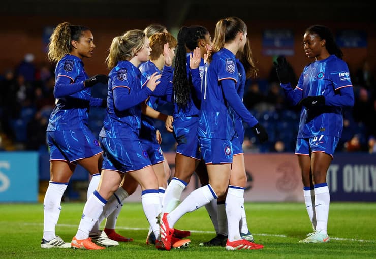 שחקניות צ'לסי חוגגות