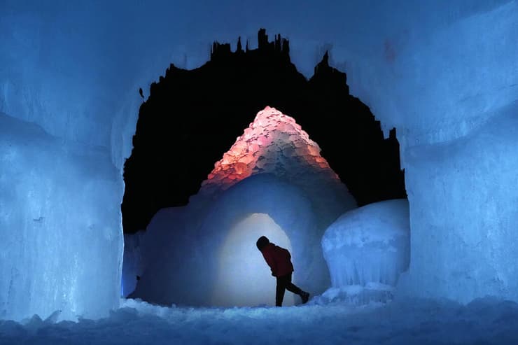 ילד מציץ לתוך איגלו בטירות הקרח