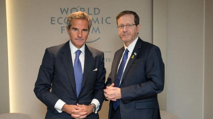 הרצוג וראש סבא"א בדאבוס. "תוכנית הגרעין האיראנית מתרחבת באופן מסוכן" (צילום: מעיין טואף/לע״מ) יצחק הרצוג ורפאל גרוסי