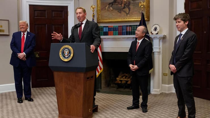 לארי אליסון (במרכז), מלווה בנשיא ארצות הברית דונלד טראמפ, מנכ"ל OpenAI סם אלטמן (מימין), ומנכ"ל סופטבנק מסיושי סון (שני מימין), נואם במהלך מסיבת עיתונאים בחדר רוזוולט בבית הלבן ב-21 בינואר 2025