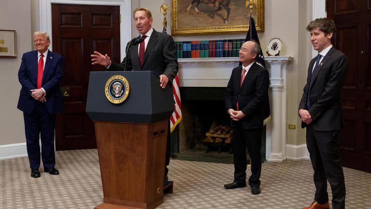 לארי אליסון (במרכז), מלווה בנשיא טראמפ, מנכ"ל OpenAI סם אלטמן (מימין), ומנכ"ל סופטבנק מסיושי סון (שני מימין) בעת הצעת פרויקט "סטארגייט" (צילום: Andrew Harnik / Getty Images North America) לארי אליסון (במרכז), מלווה בנשיא ארצות הברית דונלד טראמפ, מנכ"ל OpenAI סם אלטמן (מימין), ומנכ"ל סופטבנק מסיושי סון (שני מימין), נואם במהלך מסיבת עיתונאים בחדר רוזוולט בבית הלבן ב-21 בינואר 2025