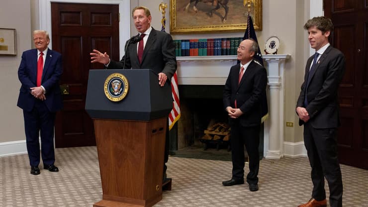 לארי אליסון (במרכז), מלווה בנשיא טראמפ, סם אלטמן (מימין), ומסיושי סון (שני מימין), נואם במהלך מסיבת העיתונאים בבית הלבן, אתמול (צילום: Andrew Harnik / Getty Images North America) לארי אליסון (במרכז), מלווה בנשיא ארצות הברית דונלד טראמפ, מנכ"ל OpenAI סם אלטמן (מימין), ומנכ"ל סופטבנק מסיושי סון (שני מימין), נואם במהלך מסיבת עיתונאים בחדר רוזוולט בבית הלבן ב-21 בינואר 2025