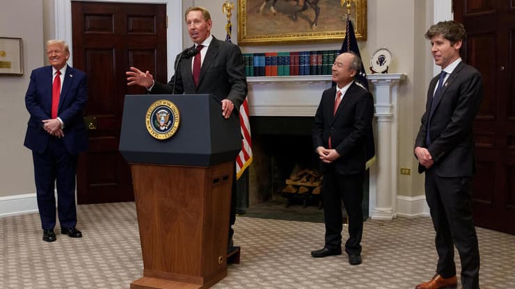 לארי אליסון (במרכז), הנשיא טראמפ, מנכ"ל OpenAI סם אלטמן (מימין), ומנכ"ל סופטבנק מסיושי סון (שני מימין) (צילום: Andrew Harnik / Getty Images North America) לארי אליסון (במרכז), מלווה בנשיא ארצות הברית דונלד טראמפ, מנכ"ל OpenAI סם אלטמן (מימין), ומנכ"ל סופטבנק מסיושי סון (שני מימין), נואם במהלך מסיבת עיתונאים בחדר רוזוולט בבית הלבן ב-21 בינואר 2025