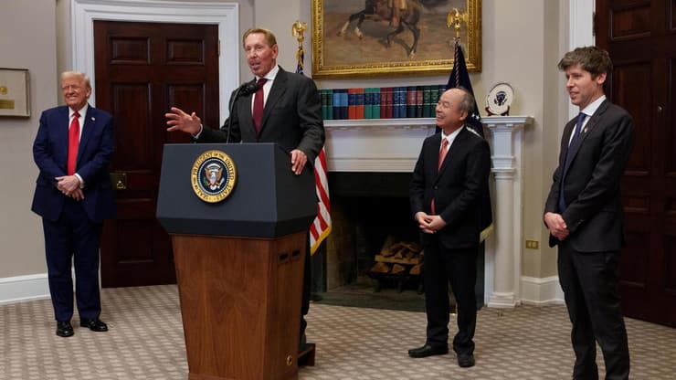 לארי אליסון (במרכז), מלווה בנשיא ארצות הברית דונלד טראמפ, מנכ"ל OpenAI סם אלטמן (מימין), ומנכ"ל סופטבנק מסיושי סון (שני מימין), נואם במהלך מסיבת עיתונאים בחדר רוזוולט בבית הלבן ב-21 בינואר 2025