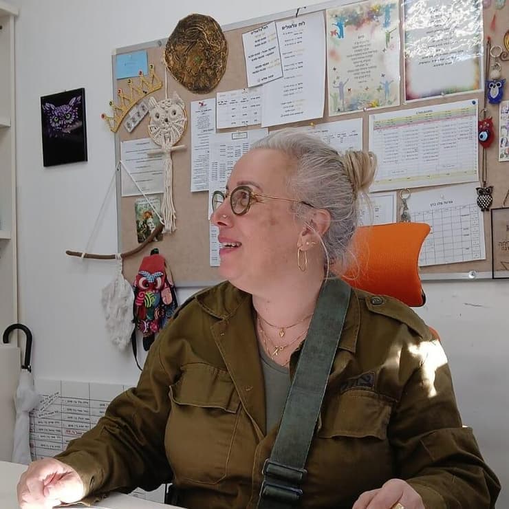 פנינה באחד מהביקורים בבית הספר. "משמשת דוגמה לתלמידות שלי"   