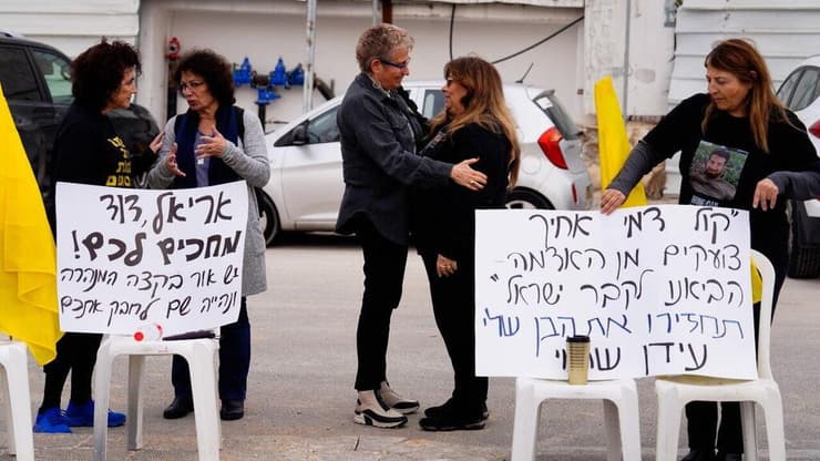 בודדים הצטרפו למחאה, שהחלה כמחאת יחידה (צילום: שלו שלום ) הפגנה של אימהות חטופים למען ביצוע שלב ב' של העסקה