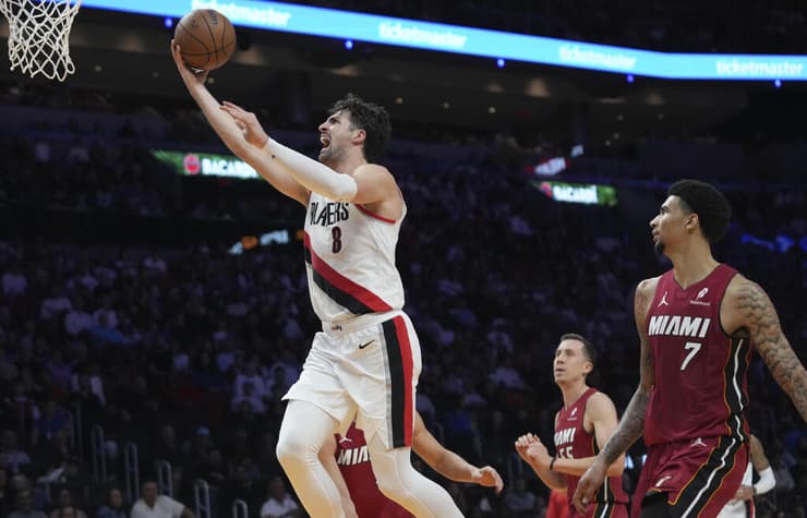 עוד דאבל-דאבל. דני אבדיה (P Photo/Lynne Sladky) שחקן פורטלנד טרייל בלייזרס דני אבדיה