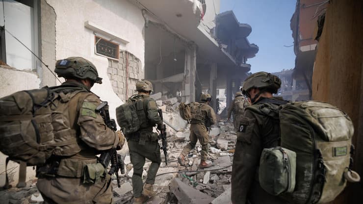 זיו קורן עם לוחמי הנח"ל בג'באליה