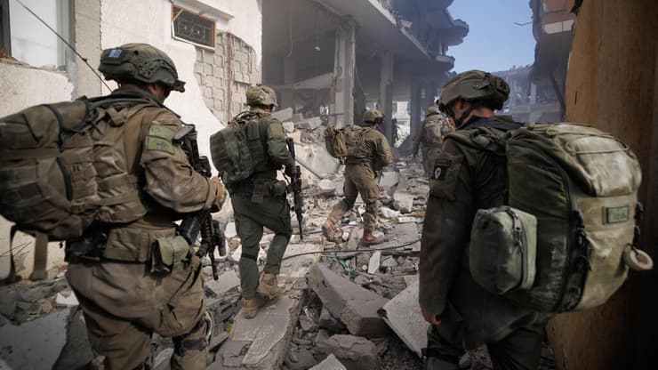 זיו קורן עם לוחמי הנח"ל בג'באליה