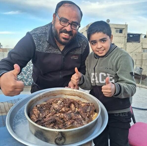 פעילי חמאס מציגים את מחירי המזון בעזה, לאחר כניסת 897 משאיות סיוע לרצועה