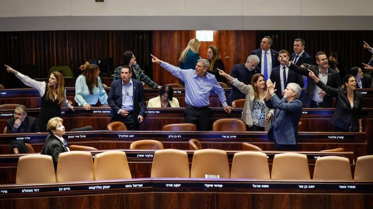 משפחות החטופים במליאת הכנסת