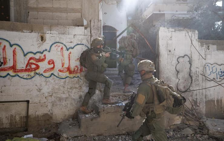 זיו קורן עם לוחמי הנח"ל בג'באליה