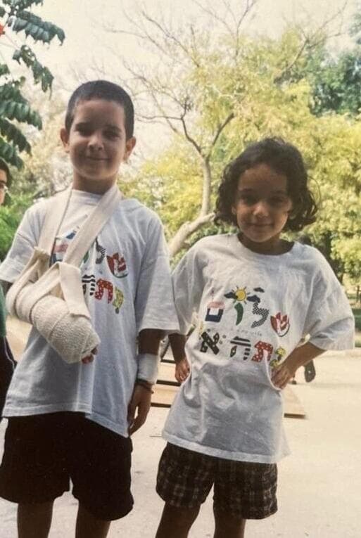 החברים הקרובים בכניסתם לכיתה א' (צילום: באדיבות ענבר רוזנפלד ) ענבר רוזנפלד ואמילי דמארי