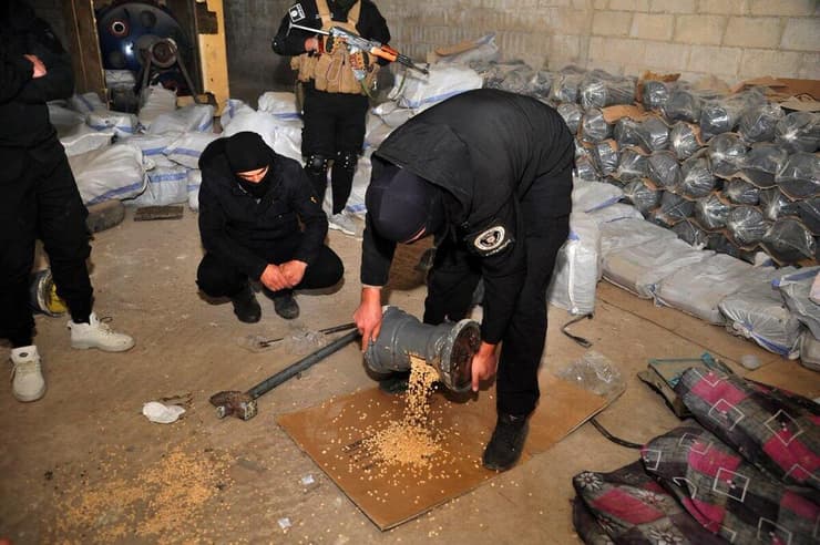 מחסן סמים מסוג קפטגון שאותר באזור סאבורה שעל כביש דמשק-ביירות