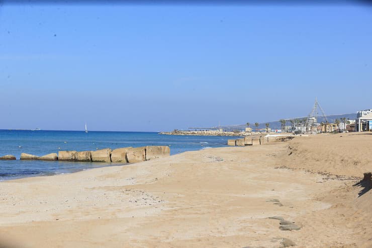 חוף הים בנהריה, החודש