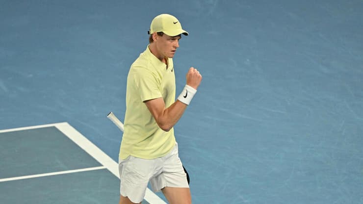 האלוף דהר לחצי הגמר. יאניק סינר (WILLIAM WEST / AFP) הטניסאי האיטלקי יאניק סינר