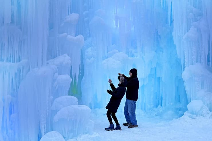 תצורות הקרח החדשות כמעט לחלוטין נראות בכחול קרחוני במהלך שעות היום בטירות הקרח