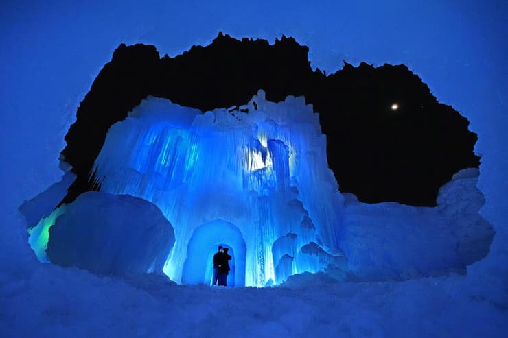 זוג חולק רגע רומנטי במערה בטירות הקרח