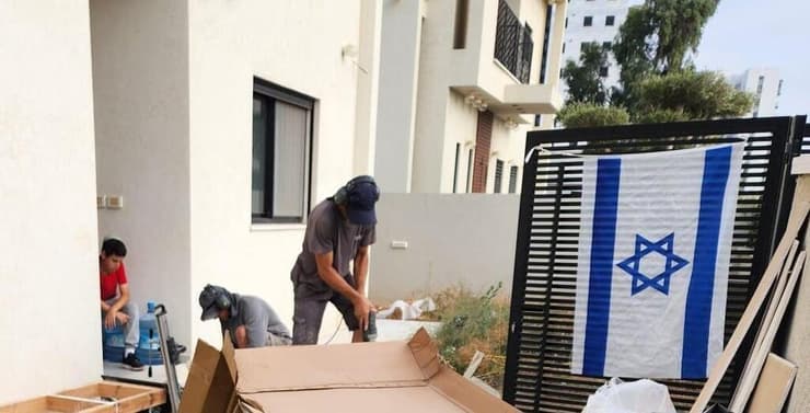 משפחת גבלינגר עוברת לביתה החדש בשדרות משפחת גבלינגר עוברת לביתה החדש בשדרות