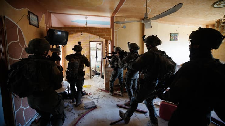 זיו קורן עם לוחמי הנח"ל בג'באליה