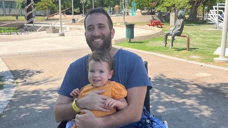 דור מירון עם בתו במהלך השיקום