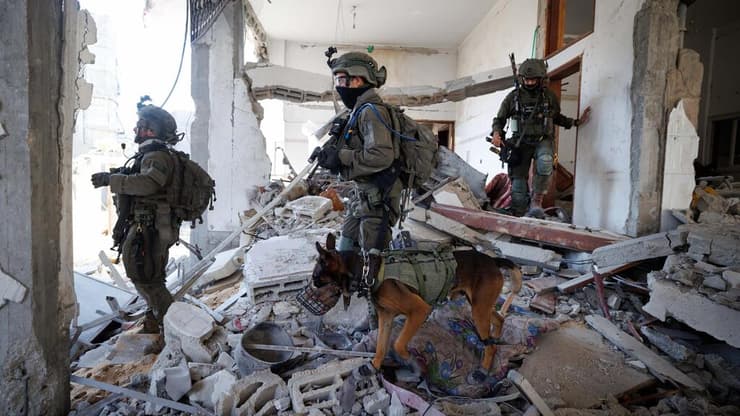 זיו קורן עם לוחמי הנח"ל בג'באליה