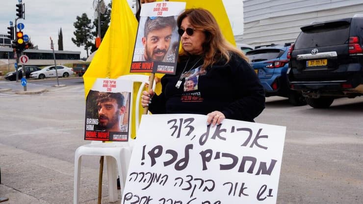 סילביה קוניו עם תמונות בניה, הבוקר (צילום: שלו שלום ) סילביה קוניו במחאה להחזרת בניה, דוד ואריאל, מהשבי