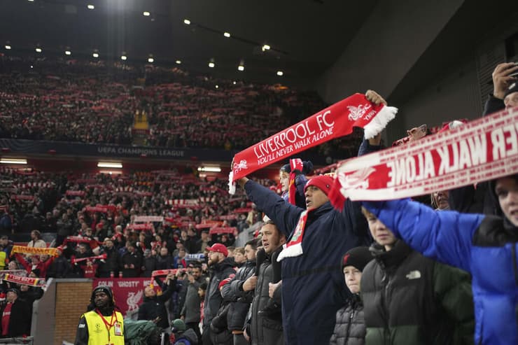 עוד ערב מושלם באנפליד. אוהדי ליברפול (צילום: AP Photo/Jon Super) ליברפול