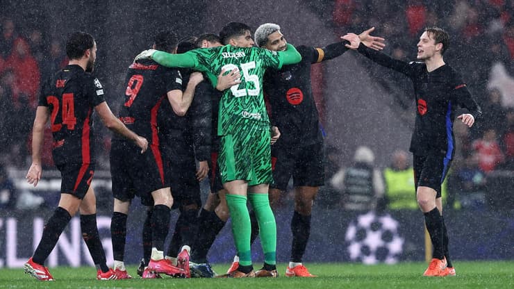 דרמה בלתי נשכחת. שחקני ברצלונה חוגגים (REUTERS/Rodrigo Antunes) שחקני ברצלונה חוגגים