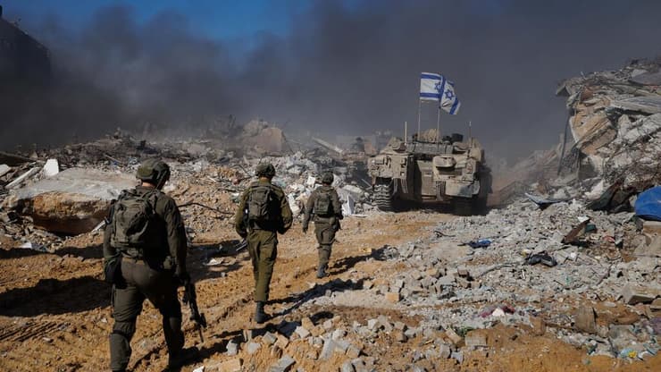 זיו קורן עם לוחמי הנח"ל בג'באליה