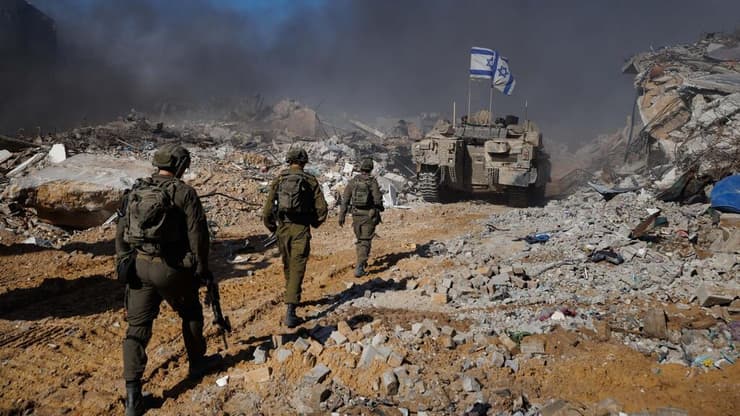 זיו קורן עם לוחמי הנח"ל בג'באליה