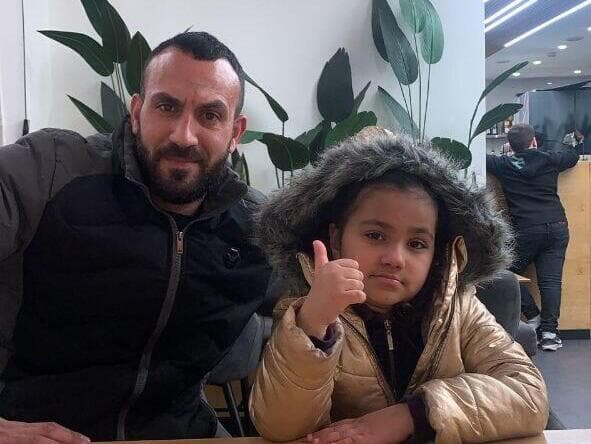 עמאד ממזרח ירושלים ובתו האב ובתו ממזרח ירושלים שעברו גזענות מפקיד בית החולים הדסה הר הצופים