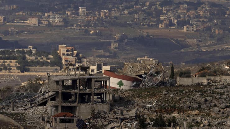 דרום לבנון (צילום: Amir Levy/Getty Images) חיילים ישראלים עומדים ליד דגל ישראל בכפר בדרום לבנון