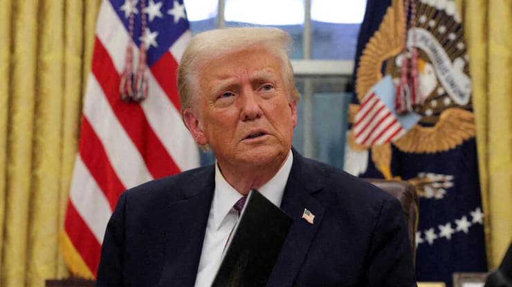 המהלכים של טראמפ משקפים שינוי בגישת השלטון לניהול מדיניות בריאות פדרלית (צילום: Carlos Barria / REUTERS) נשיא ארצות הברית דונלד טראמפ חותם על מסמכים וצווים נשיאותיים בבית הלבן, 20.1.25