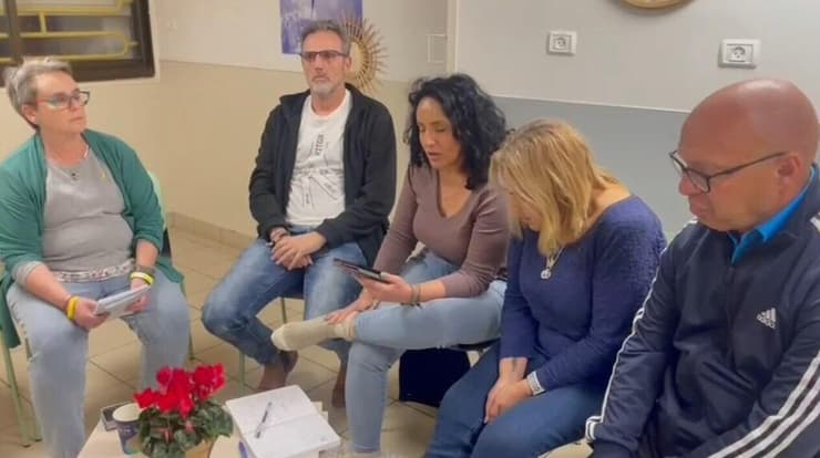 ראש הממשלה בנימין נתניהו בשיחה עם הורי החטופות רומי גונן, אמילי דמארי ודורון שטיינברכר, ששוחררו משבי חמאס