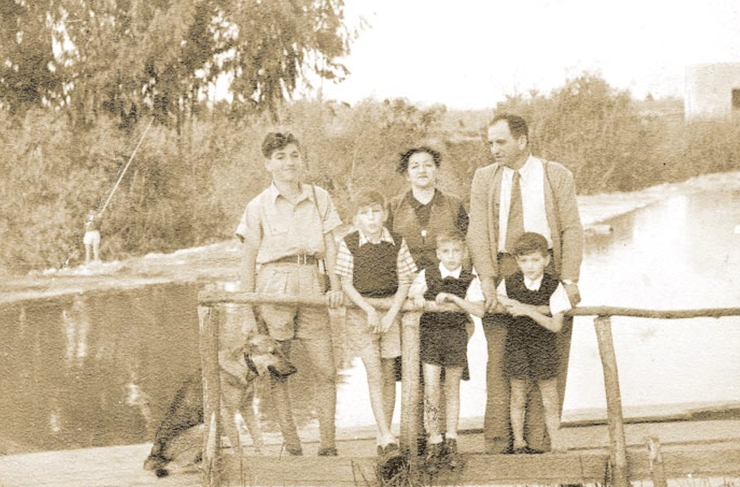 המשפחה בהרכב מלא בטיול בירקון במהלך שנות ה-50 המשפחה בהרכב מלא בטיול בירקון במהלך שנות ה-50