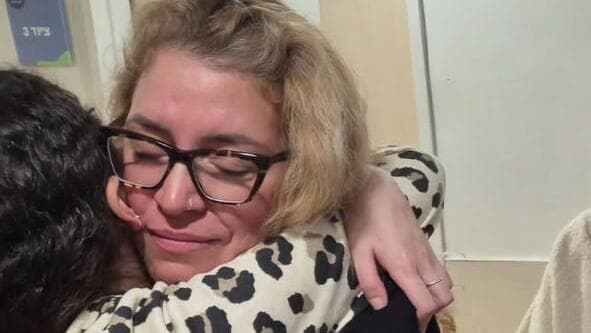 מיטל וייס-גונן מחבקת את רומי עם שחרורה אשתו של אביה של רומי גונן בפוסט של עם תמונה של שתיהן לאחר שחרורה משבי החמאס