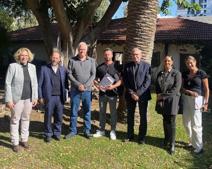 מימין לשמאל: עו"ד הנרייט פיין נציגת ברוך שיינברג, עמית גבע כרמלי סמנכ"ל קשרי חוץ בארגון למענכם, פרופ' יוסף פרס נשיא ארגון למענכם, ברוך שיינברג, נשיא אוניברסיטת רייכמן בועז גנור, יו"ר ארגון למענכם יוסי ערבליך וד"ר מירי מזרחי, מנהלת הפקולטה לרפואה קרן מלגות אוניברסיטת רייכמן יוסי ערבליך אוריאל רייכמן יוסי פרס