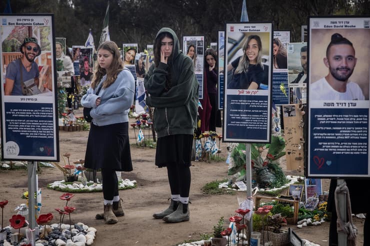 מבקרים באתר ההנצחה של פסטיבל נובה