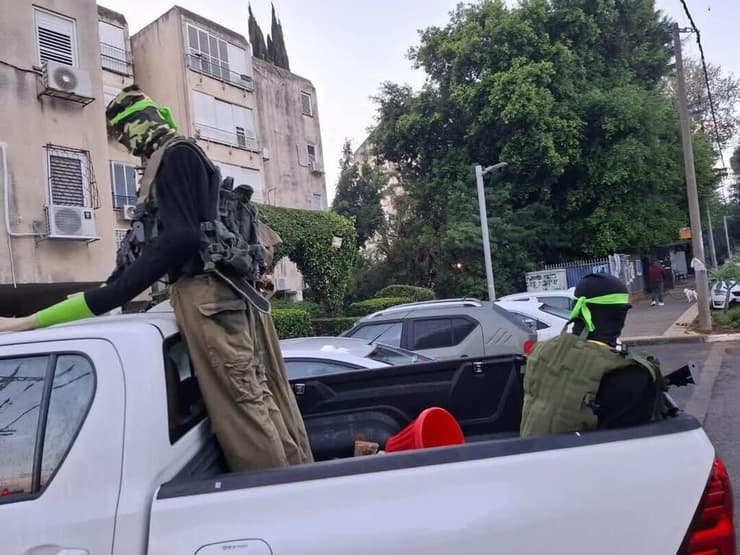 מיצג בדמות מחבלים על גבי טנדר בכפר סבא
