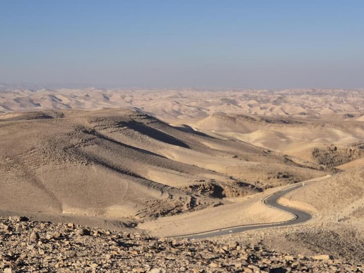 הכביש הסלול בדרך לכפר (צילום: אסף קמר) הכביש הסלול בדרך לכפר