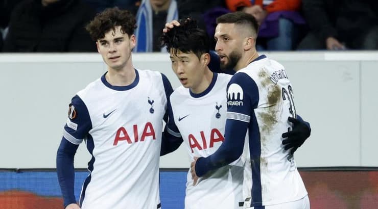 יונג מין סון חוגג עם שחקני טוטנהאם (רויטרס) יונג מין סון חוגג עם שחקני טוטנהאם