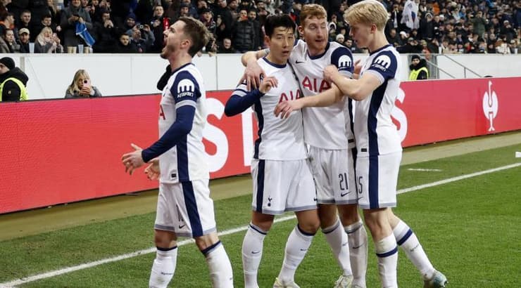 שחקני טוטנהאם מאושרים אחרי השער של סון (רויטרס) שחקני טוטנהאם מאושרים אחרי השער של סון